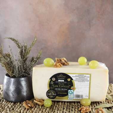 demi fromage Pago los Vivales dans un décor de noix raisin et plantes aromatiques provençales