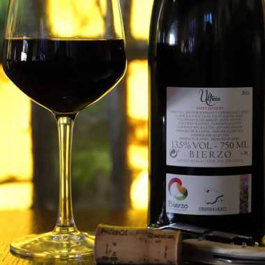 bouteille de 75 cl et un verre de vin rouge du Bierzo, Ultreia Saint Jacques de dos