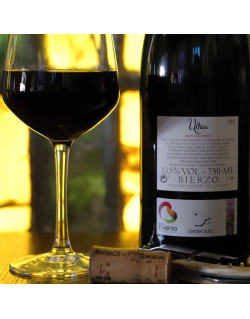 bouteille de 75 cl et un verre de vin rouge du Bierzo, Ultreia Saint Jacques de dos