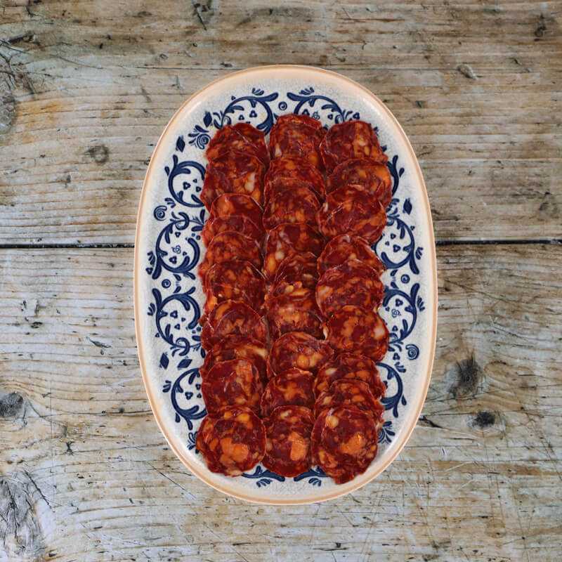 tranches de chorizo Bellota disposées dans une assiette