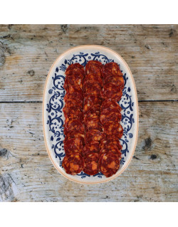 tranches de chorizo Bellota disposées dans une assiette