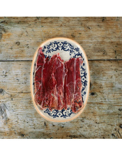 tranches de jambon serrano disposées dans une assiette