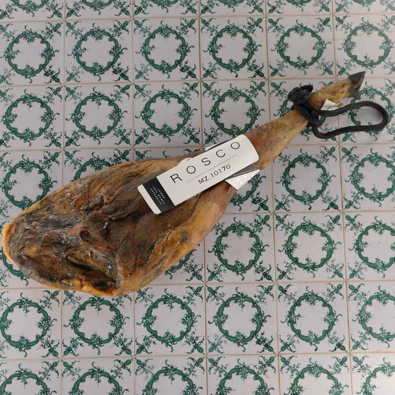 Jambon Serrano entier sur un fond aux motifs géométriques
