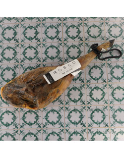 Jambon Serrano entier sur un fond aux motifs géométriques