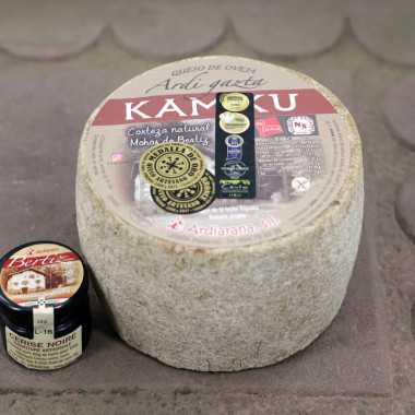 fromage de brebis basque espagnol Kamiku entier avec un petit pot de confiture à la cerise noire