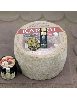 fromage de brebis basque espagnol Kamiku entier avec un petit pot de confiture à la cerise noire
