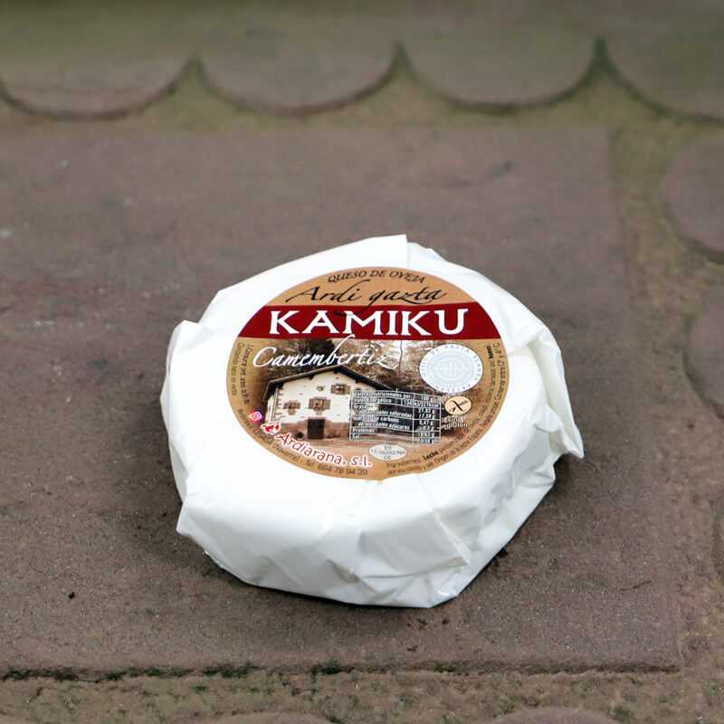 morceau d'environ 200 grammes de Camembertiz, le camembert de Kamiku