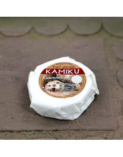 morceau d'environ 200 grammes de Camembertiz, le camembert de Kamiku