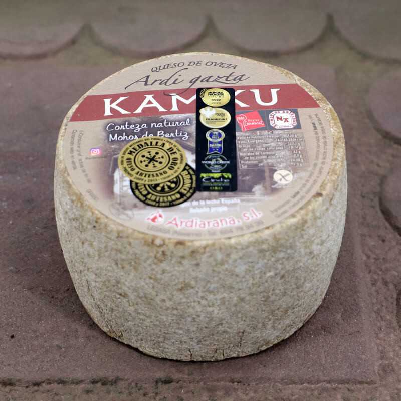 Kamiku fromage de brebis basque entier posé sur une pierre de grès