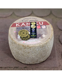 Kamiku fromage de brebis basque entier posé sur une pierre de grès